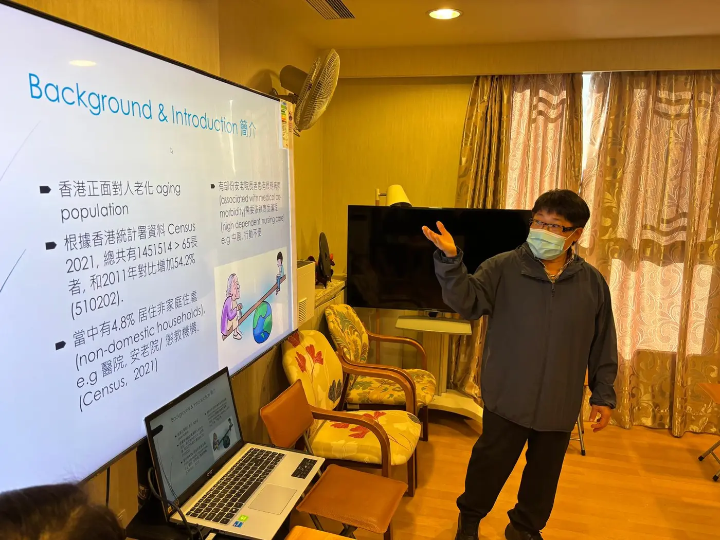 馮姑娘為院舍團隊講解護理課題